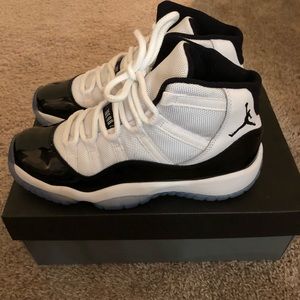 Men’s 6/women’s 7.5 retro Jordan 11 concord b/w